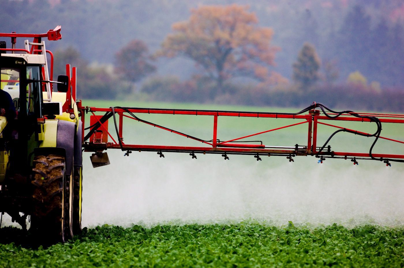 Un épandage de pesticides dans un champ allemand en 2008.
