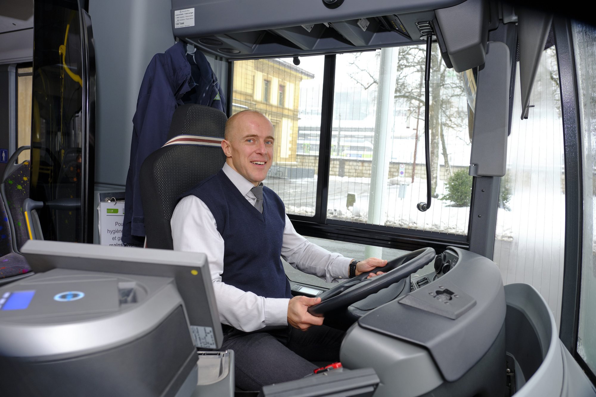 Jevgenij au volant d'un bus de transN avant de commencer sa tournée. Une place de travail qu'il espère confirmée par la signature d'un contrat et dont il connaît la véritable valeur.