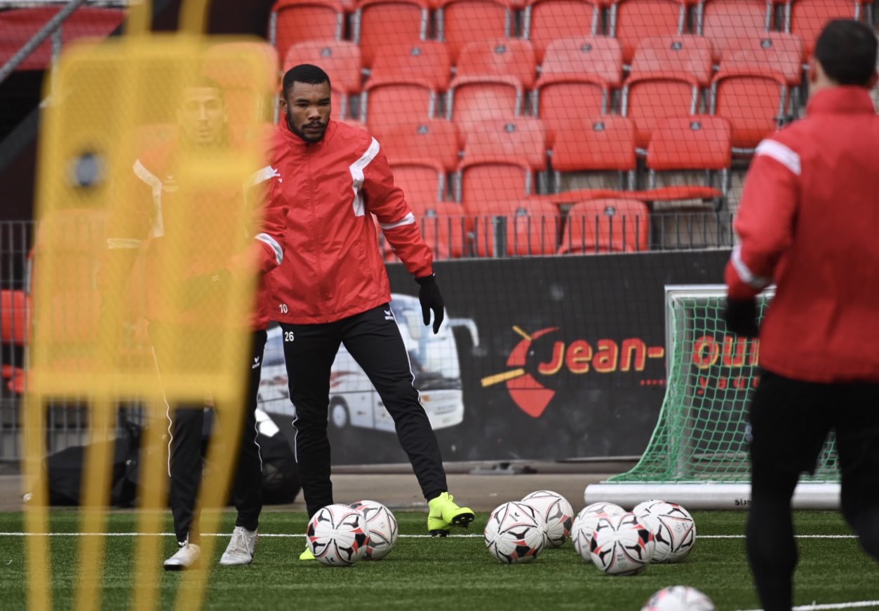 Serey Dié ce matin à l'entraînement sur la pelouse de la Maladière.