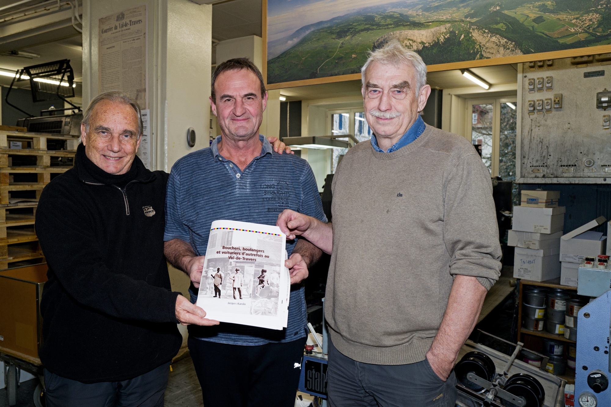 Claude-Alain Kleiner, Dulio Rota et Michel Riethmann. Dans les mains de l'imprimeur, le livre de Jacques Kaeslin en cours de tirage.