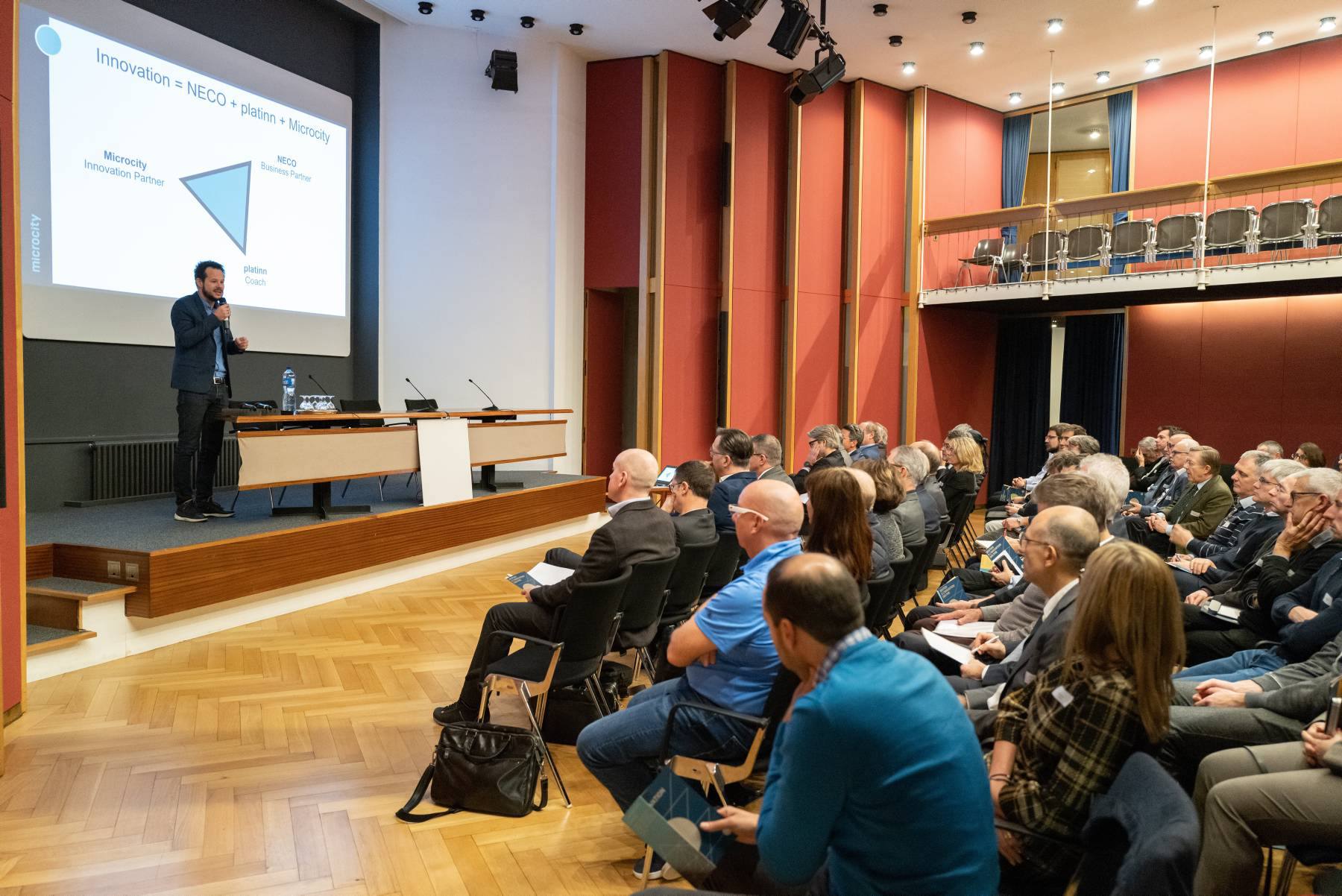 Sandy Wetzel, directeur de Microcity, présente le programme PME à une centaine de patrons neuchâtelois.