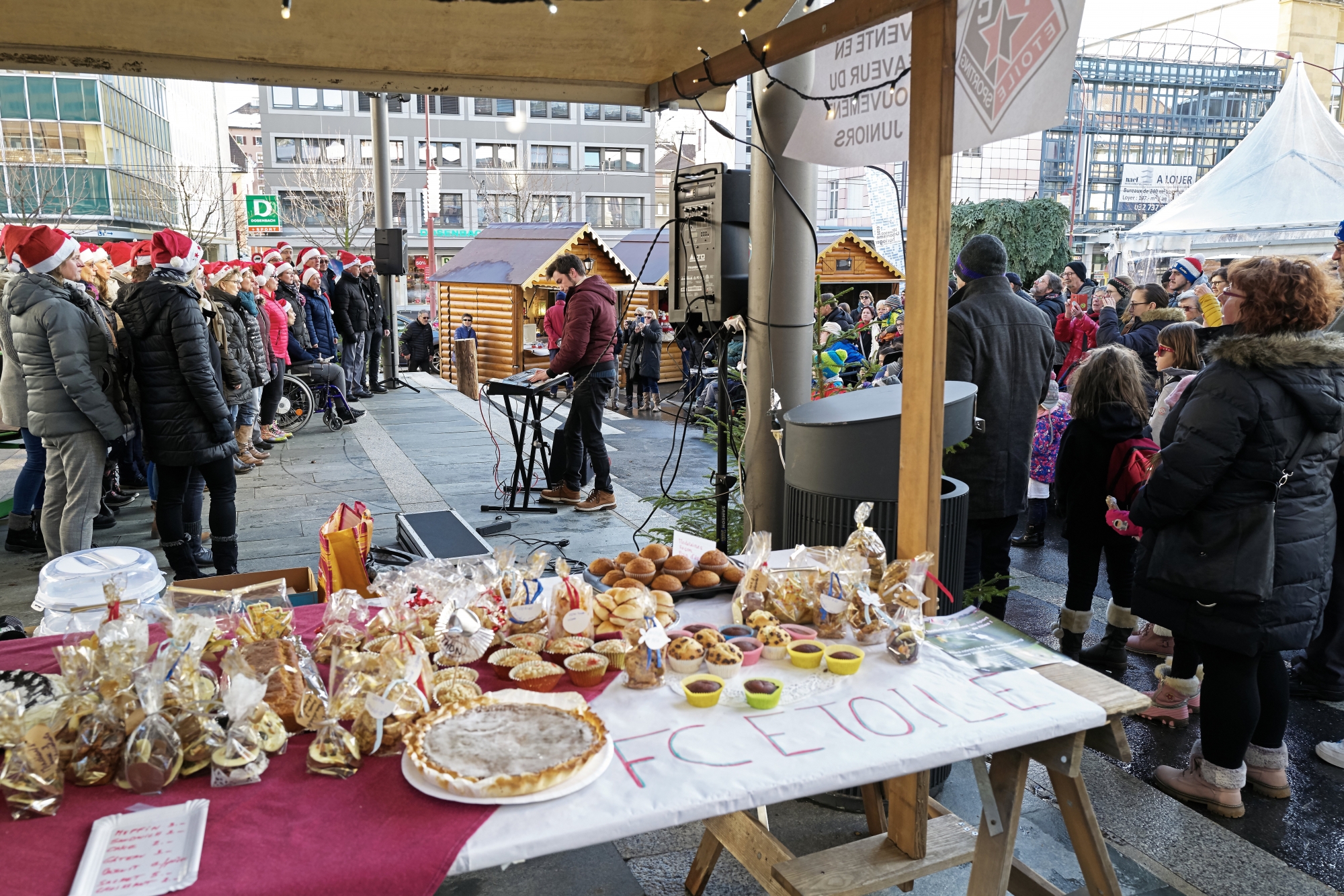 L'esprit de Noël régnait sur la place Espacité, qui grouillait de monde samedi après-midi: la foule a pu découvrir les artisans en profitant des chants festifs.