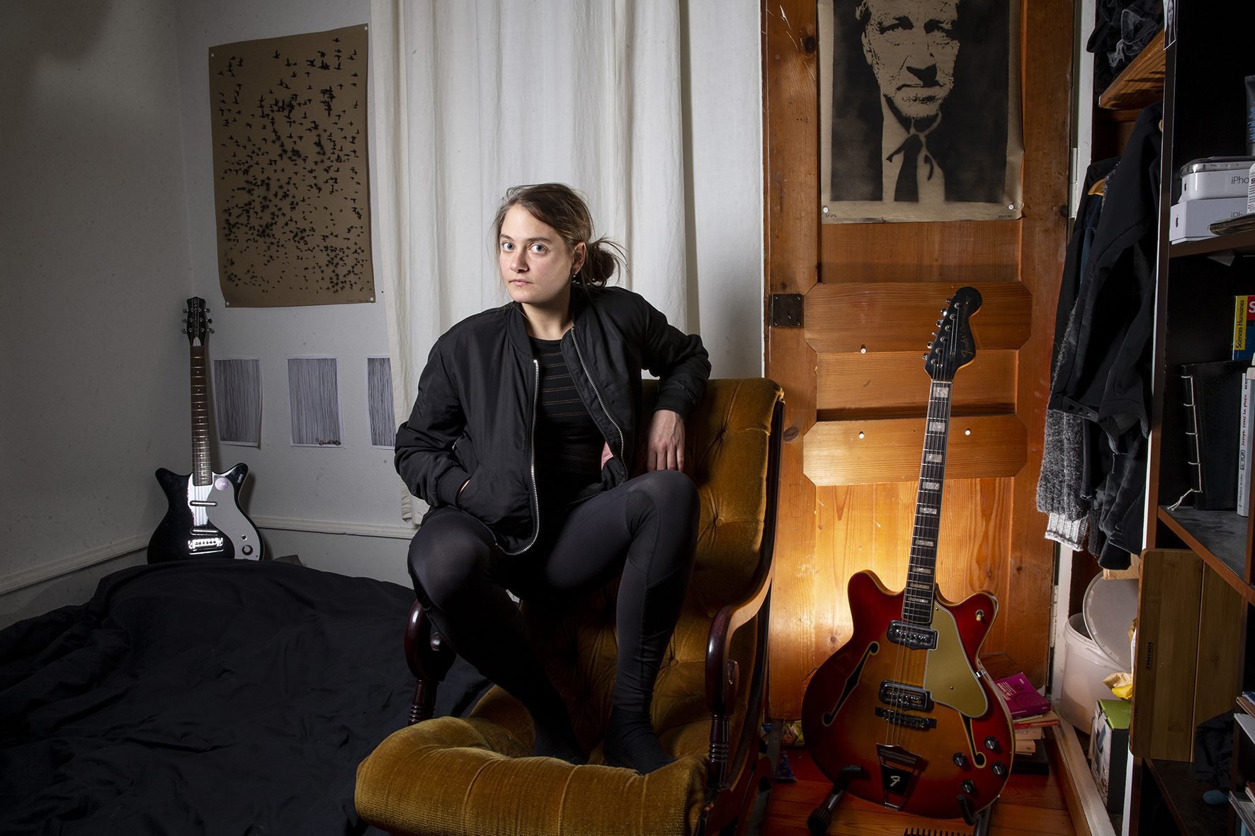 Emilie Zoé dans sa chambre à Neuchâtel, dans l’appartement où elle vit en collocation avec son compère batteur Nicolas Pittet.