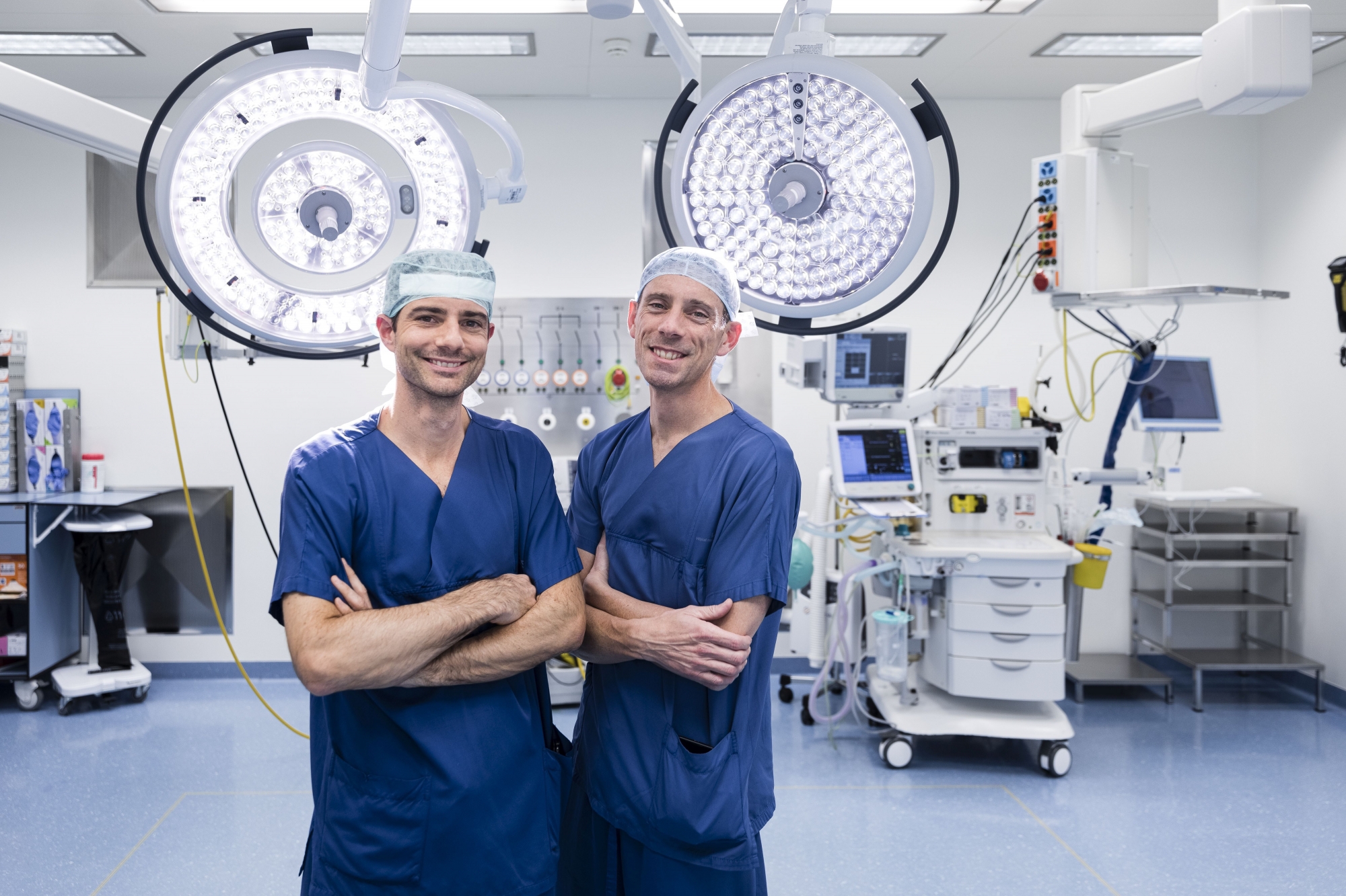 Les docteurs Guillaume Racloz et Jean-Damien Nicodème, chef du département d’orthopédie.