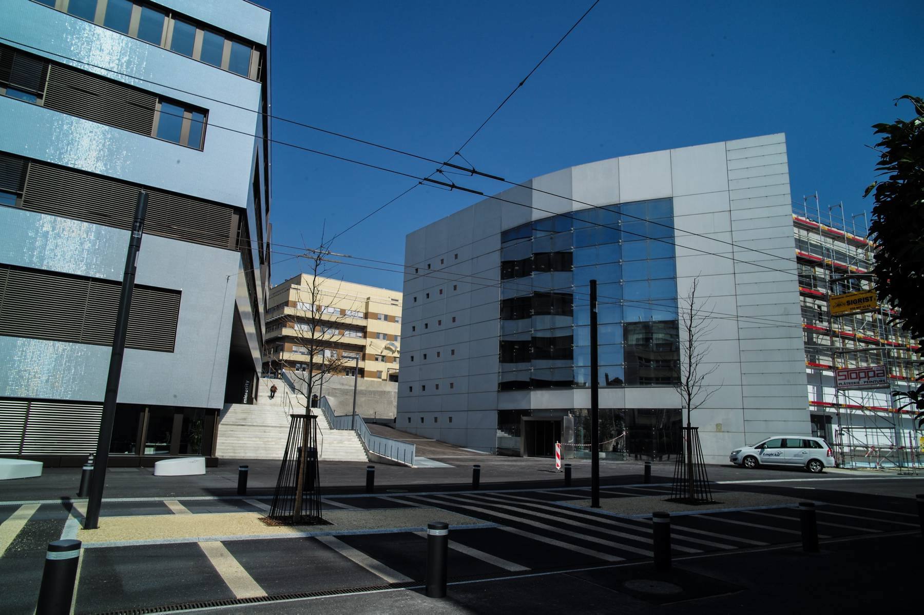 Le bâtiment Jaquet-Droz 7, visible ici à l'arrière plan, entre le CSEM (à droite) et l'EPFL (à gauche). Il doit être détruit pour accueillir le "cœur" de Microcity.