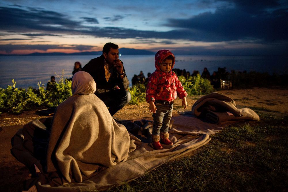 En mars 2016, des réfugiés viennent à peine de débarquer sur l’île de Lesbos en Grèce.