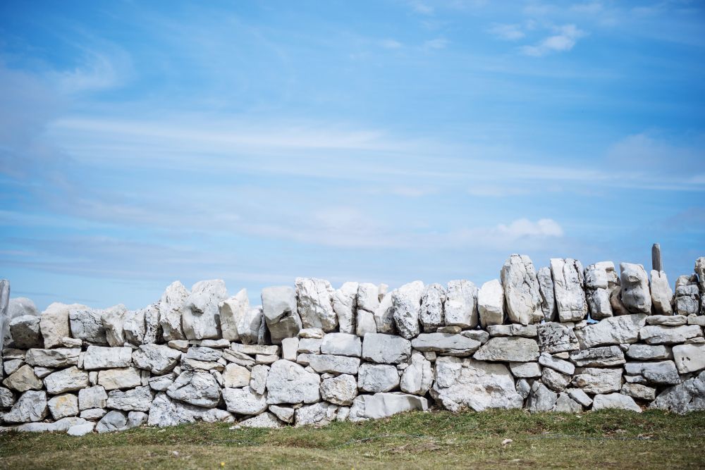 Un mur en pierres sèches dans la région du Creux du Van.