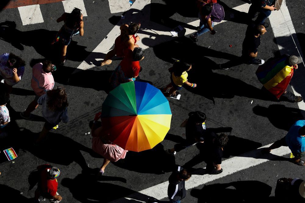 La modification du Code pénal vise à élargir la norme antiraciste en interdisant la discrimination en raison de l'orientation sexuelle.