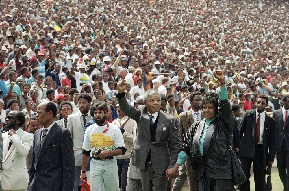 Le 13 février 1990, deux jours après sa libération, Nelson Mandela, accompagné de Winnie, son épouse de l’époque, tient un meeting à Soweto, le grand township noir près de Johannesburg.