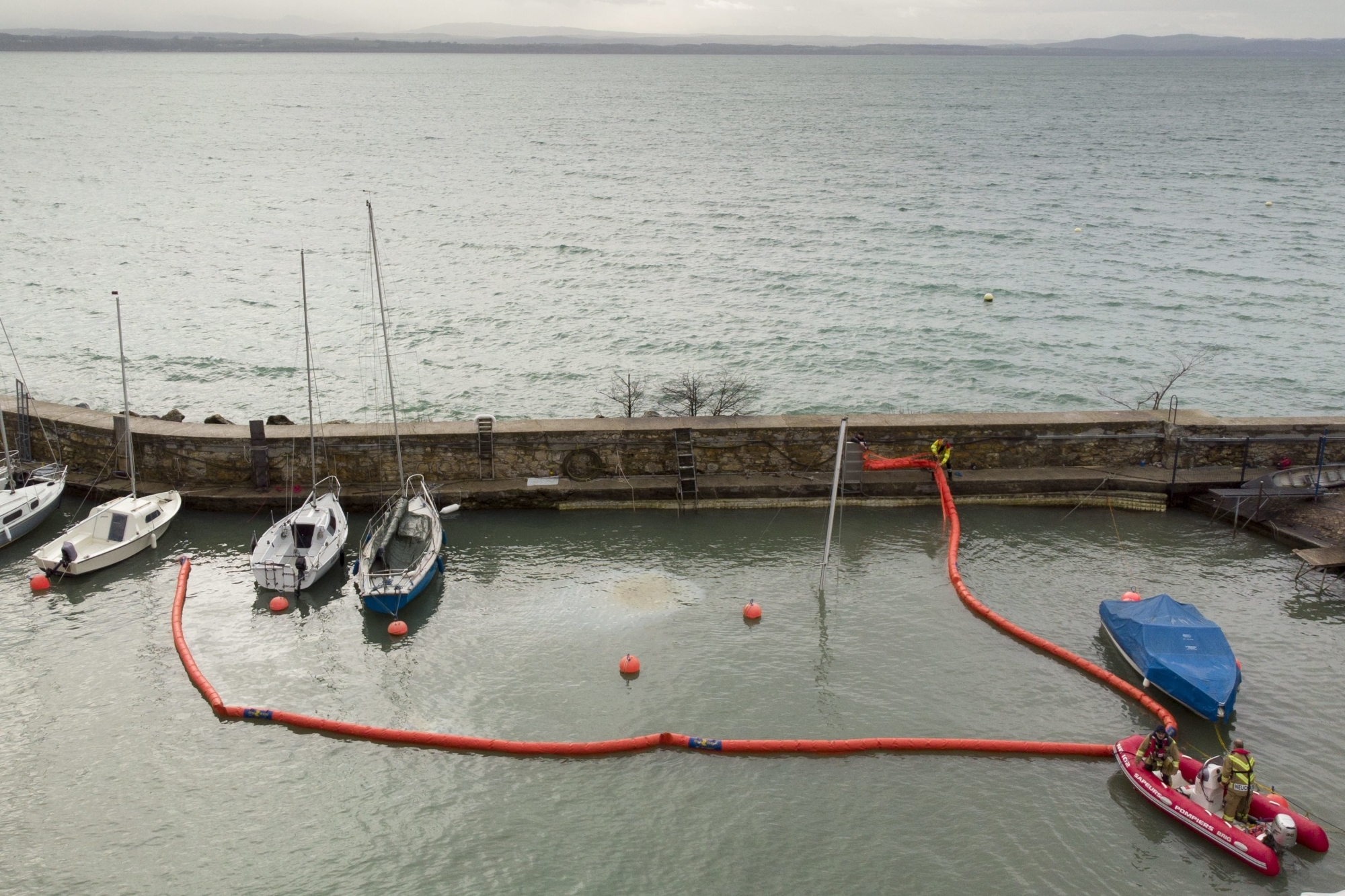 Un barrage flottant et un absorbant hydrophobe ont été mis en place pour capter les hydrocarbures.