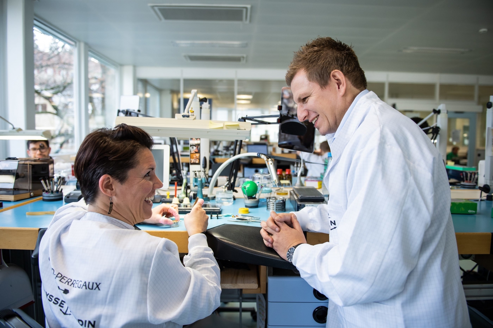 Laurent Von Gunten, directeur des ressources humaines, discute avec une collaboratrice de l’atelier de haute horlogerie d’Ulysse Nardin, au Locle.