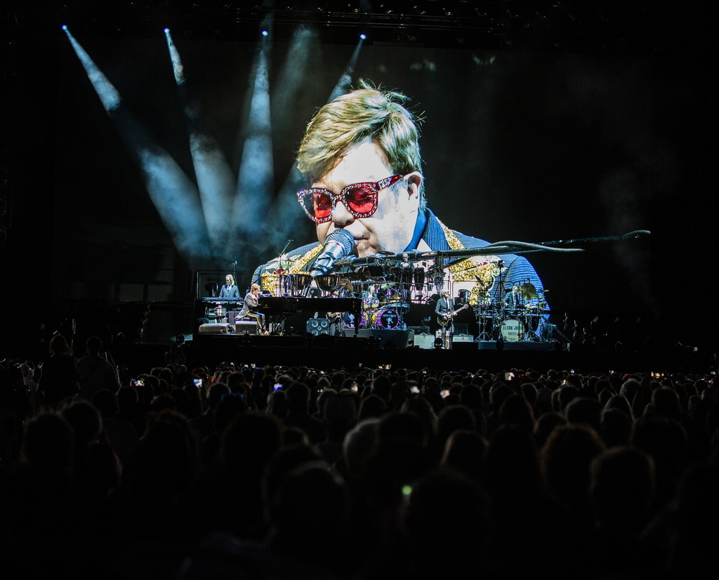 Elton John a quitté la scène en larmes.