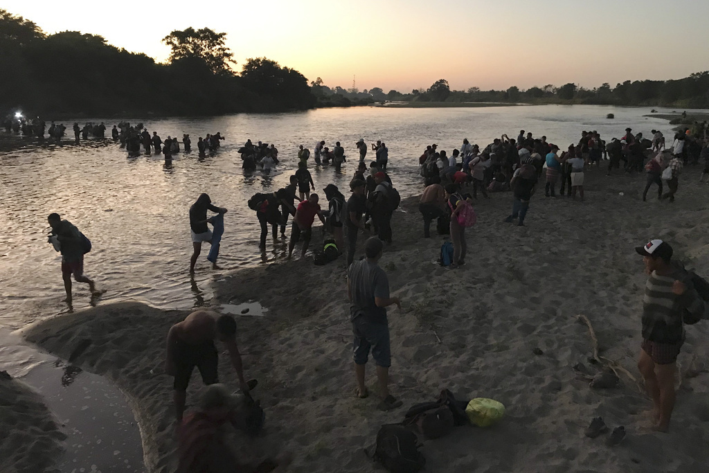 Les migrants, espérant atteindre les États-Unis, ont traversé en masse un fleuve menant au Mexique.