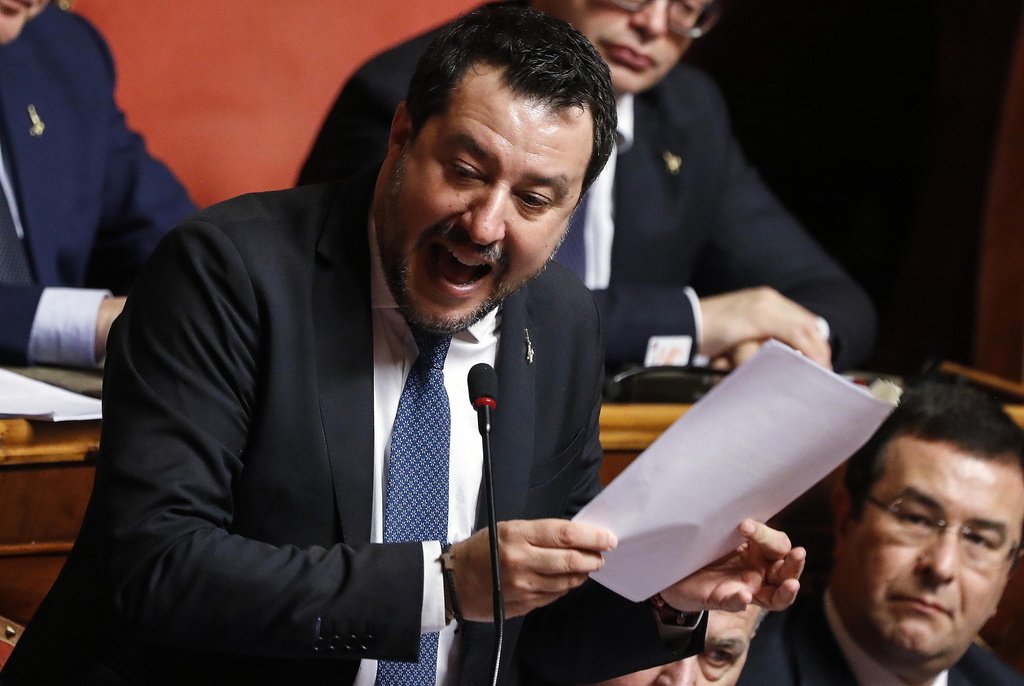 Un tribunal de Catane (Sicile) accuse Matteo Salvini "d'abus de pouvoir et de séquestration de personnes" pour avoir bloqué l'été dernier durant plusieurs jours 116 migrants à bord d'un navire des gardes-côtes italiens, le Gregoretti.