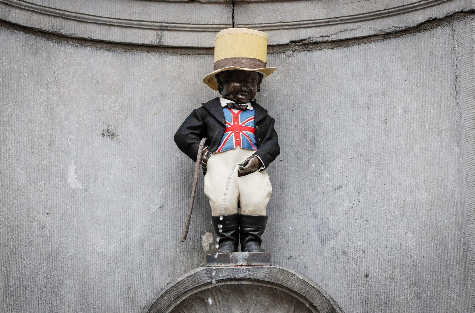 epa08178862 The Manneken-Pis wearing the John Bull costume that had been offered to him on April 24, 1972, in Brussels, Belgium, 30 January 2020. Britain will be leaving the EU on 31 January 2020.  EPA/STEPHANIE LECOCQ BELGIUM EU BREXIT MANNEKEN-PIS
