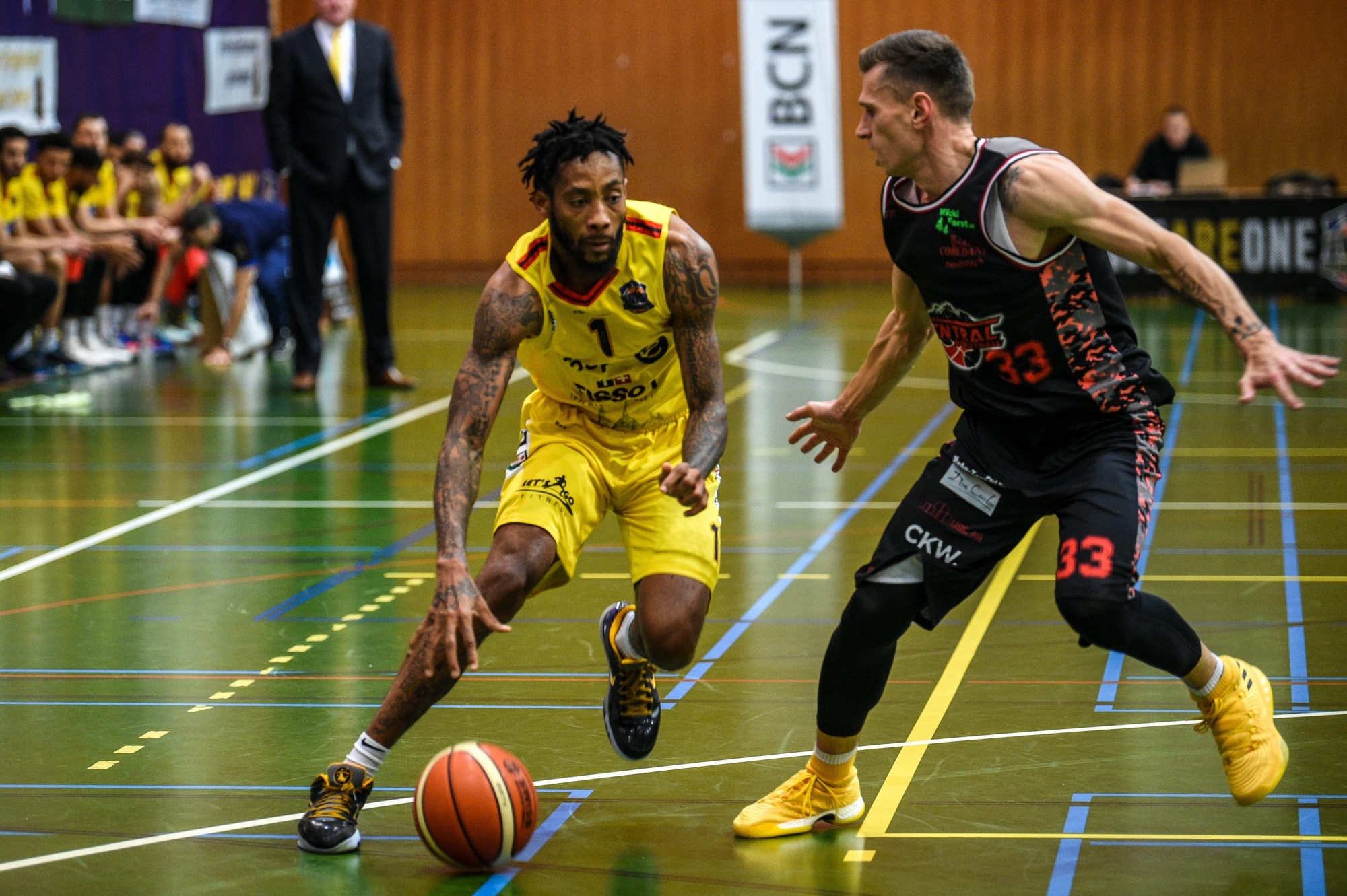 Basketball.  Union Neuchatel - Swiss Central
Williams Isaiah (1) Samenas Laurynas (33)

Neuchatel, le 10 novembre 2019
Photo: Christian Galley


 UNION NEUCHATEL