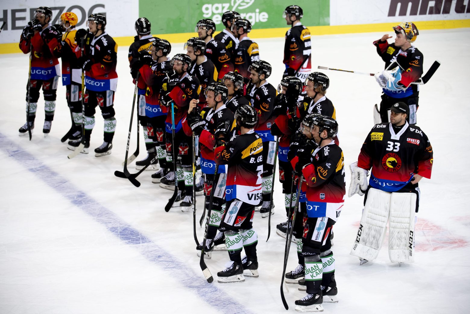 Spieler von SC Bern reagieren nach der Niederlage (3-4), beim Eishockey Meisterschaftsspiel der National League zwischen dem SC Bern und den ZSC Lions, in der Postfinance Arena in Bern. (KEYSTONE/Anthony Anex) SCHWEIZ EISHOCKEY BERN ZSC