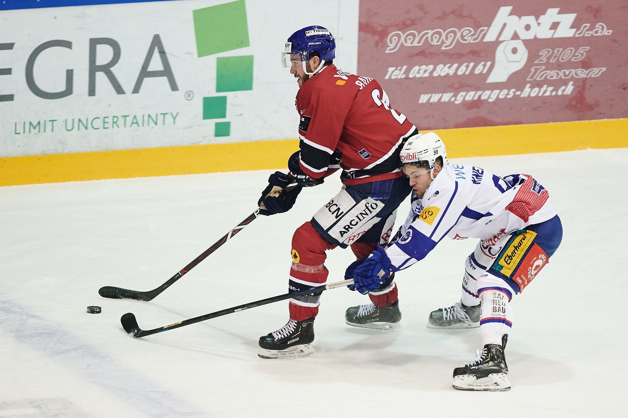 Simon Barbero (en rouge) et le HCC doivent rééditer une performance de la même veine que mardi contre Kloten (ici Ramon Knellwolf).