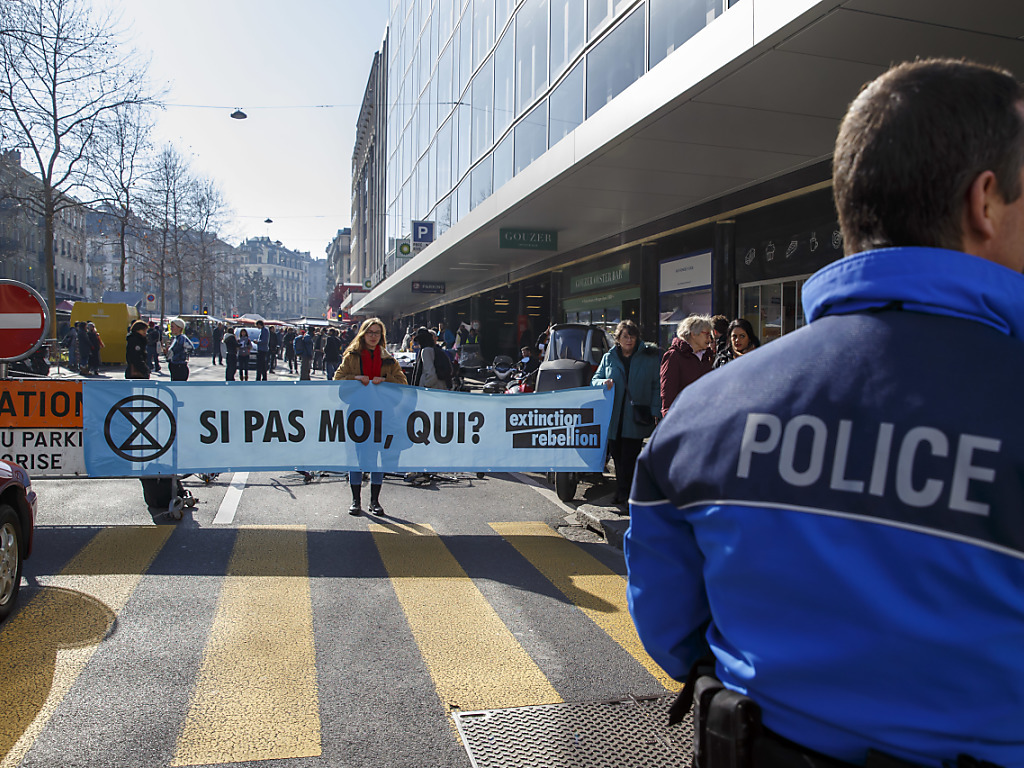 Il s'agit de la première action de blocage du mouvement sur la voie publique à Genève.