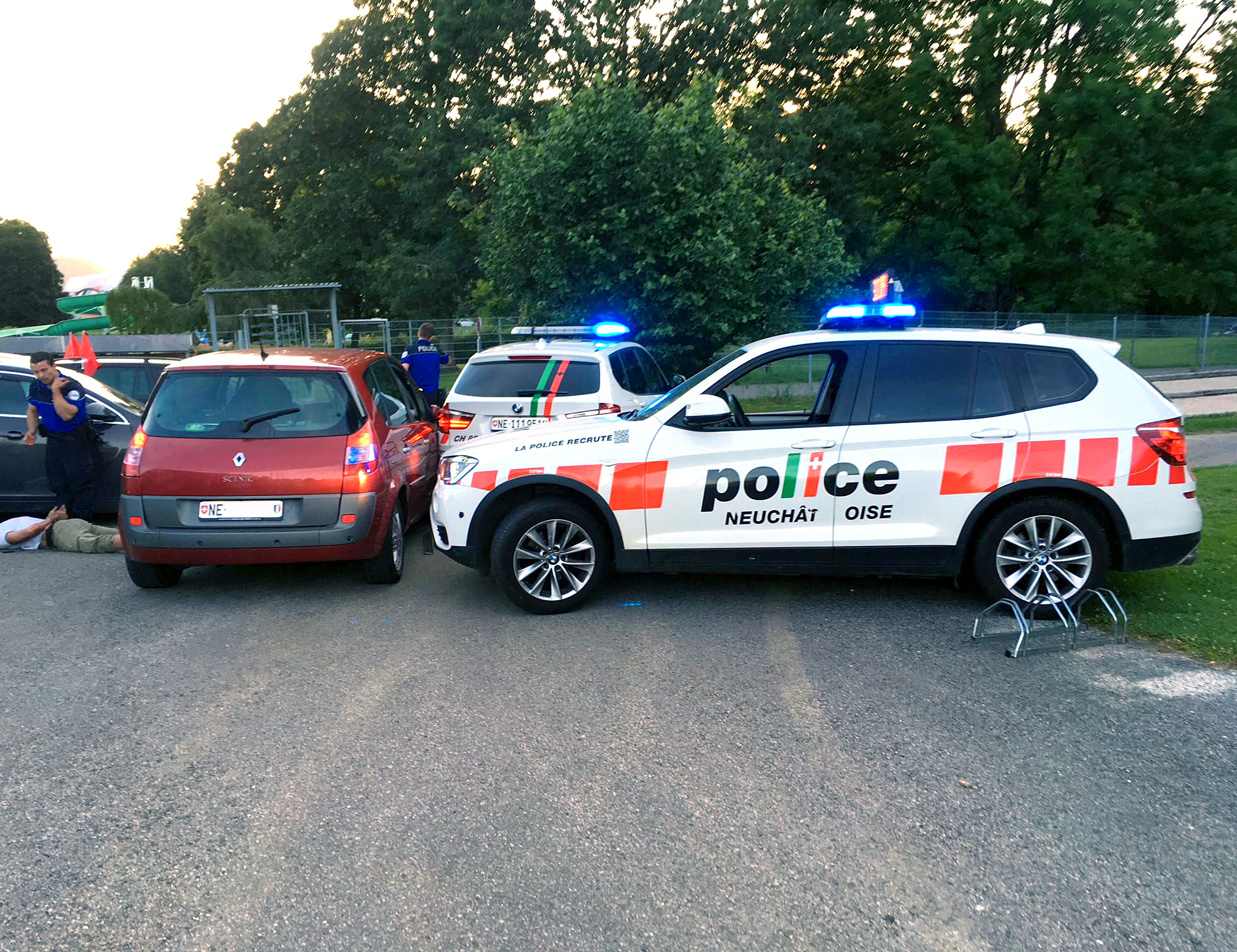 Durant la course-poursuite, un policier a dû tirer sur un des pneus de l'auto du chauffard (sur le sol à gauche) pour l'obliger à s'arrêter.