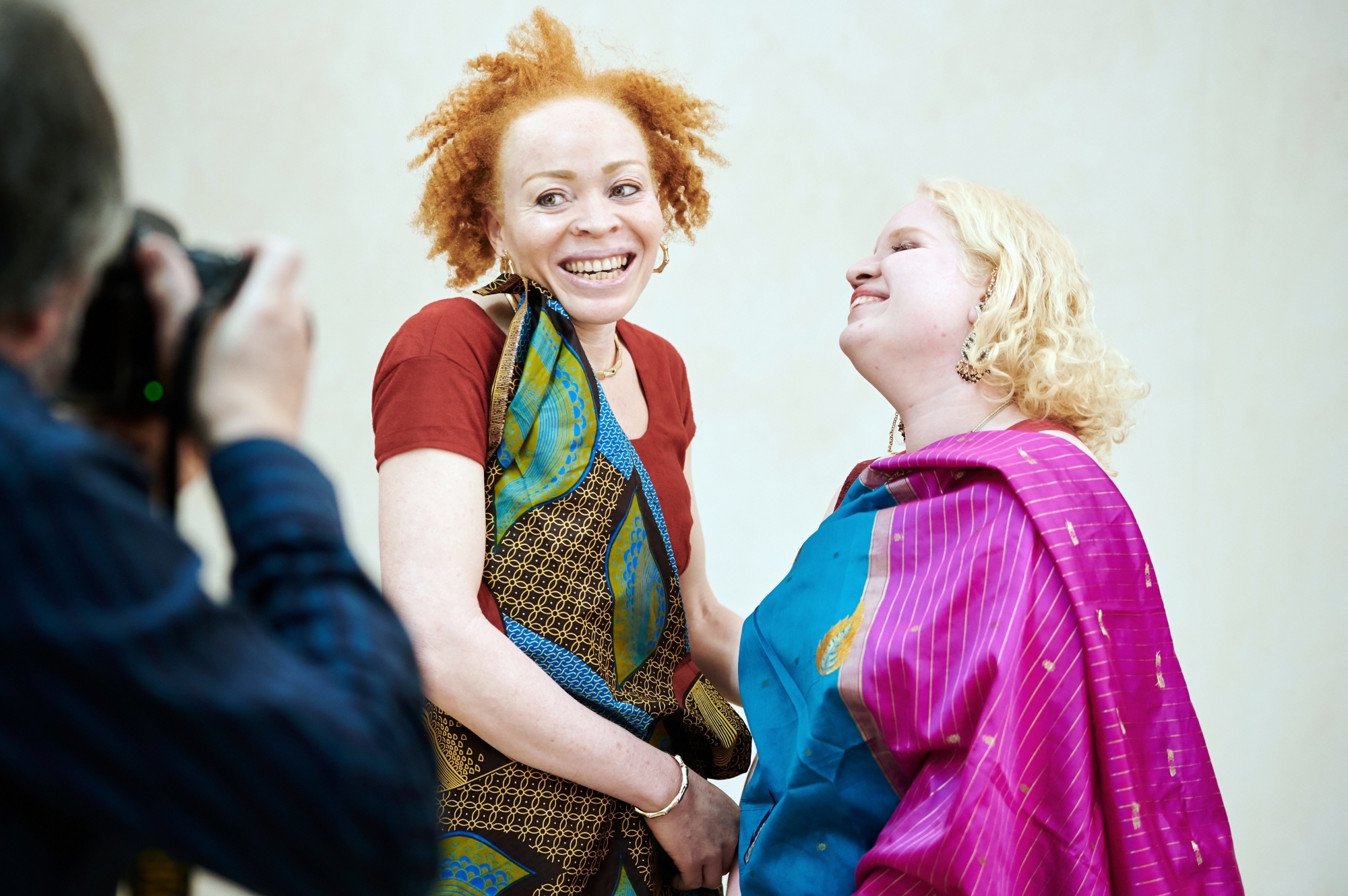 Le photographe neuchâtelois Pierre-William Henry a réalisé un shooting photo de femmes albinos. Ici Nathalie Cathy Muco, originaire du Burundi, et Claire Vannay, née en Inde.
