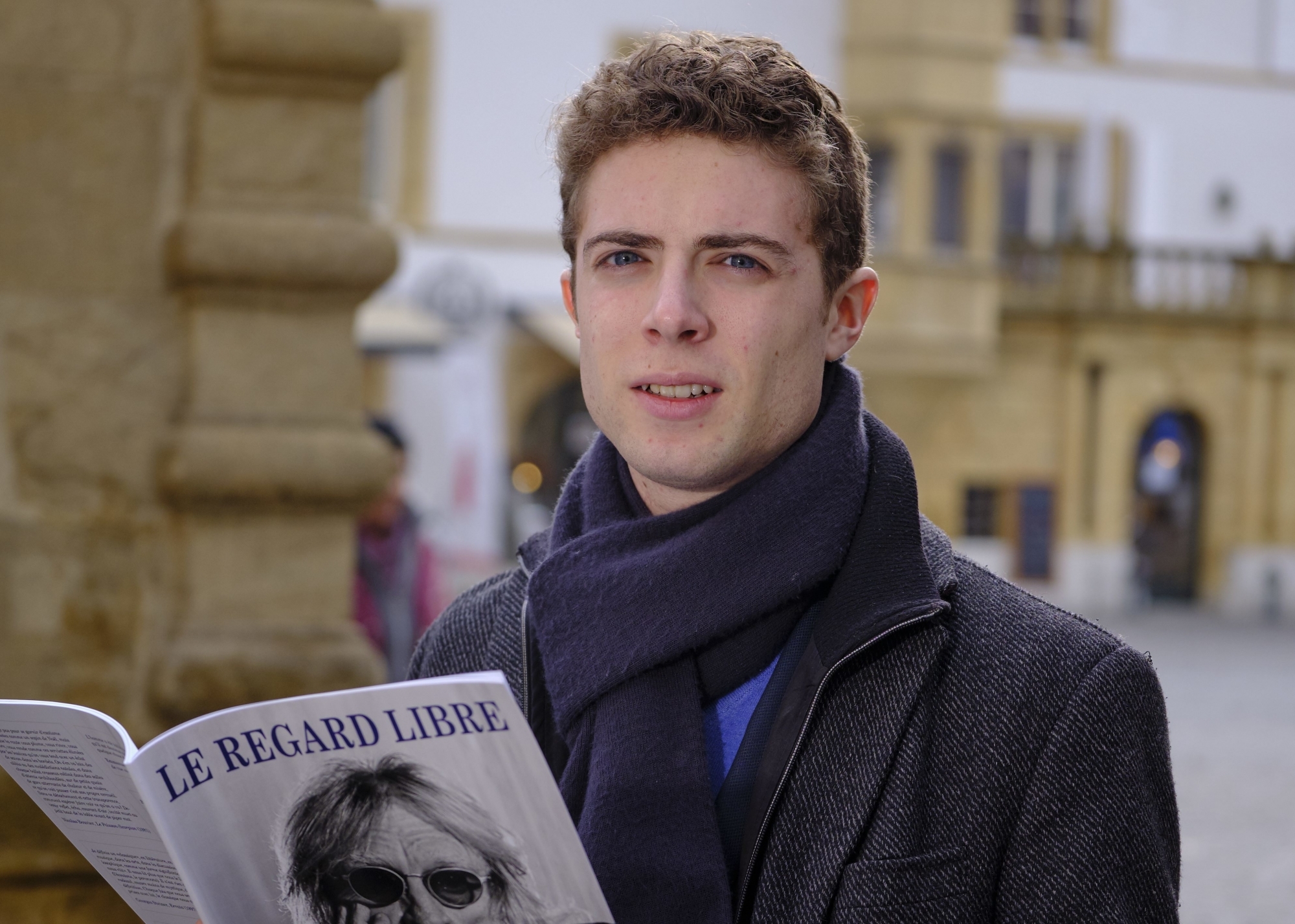 Jonas Follonier, le rédacteur en chef de la revue mensuelle Le Regard Libre, pose ici avec l'édition du mois de décembre.