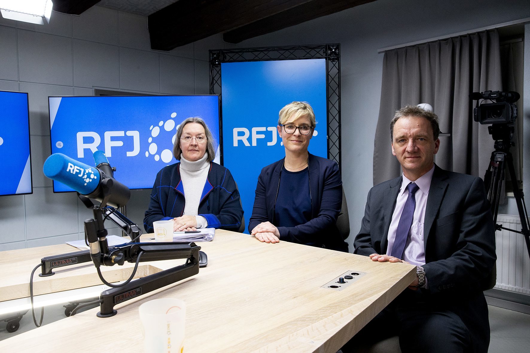 Les trois candidats à l'issue d'un débat sur la radio locale jurassienne. De gauche à droite, Anne Seydoux-Christe (PDC), Rosalie Beuret Siess (PS) et Romain Schaer (UDC).