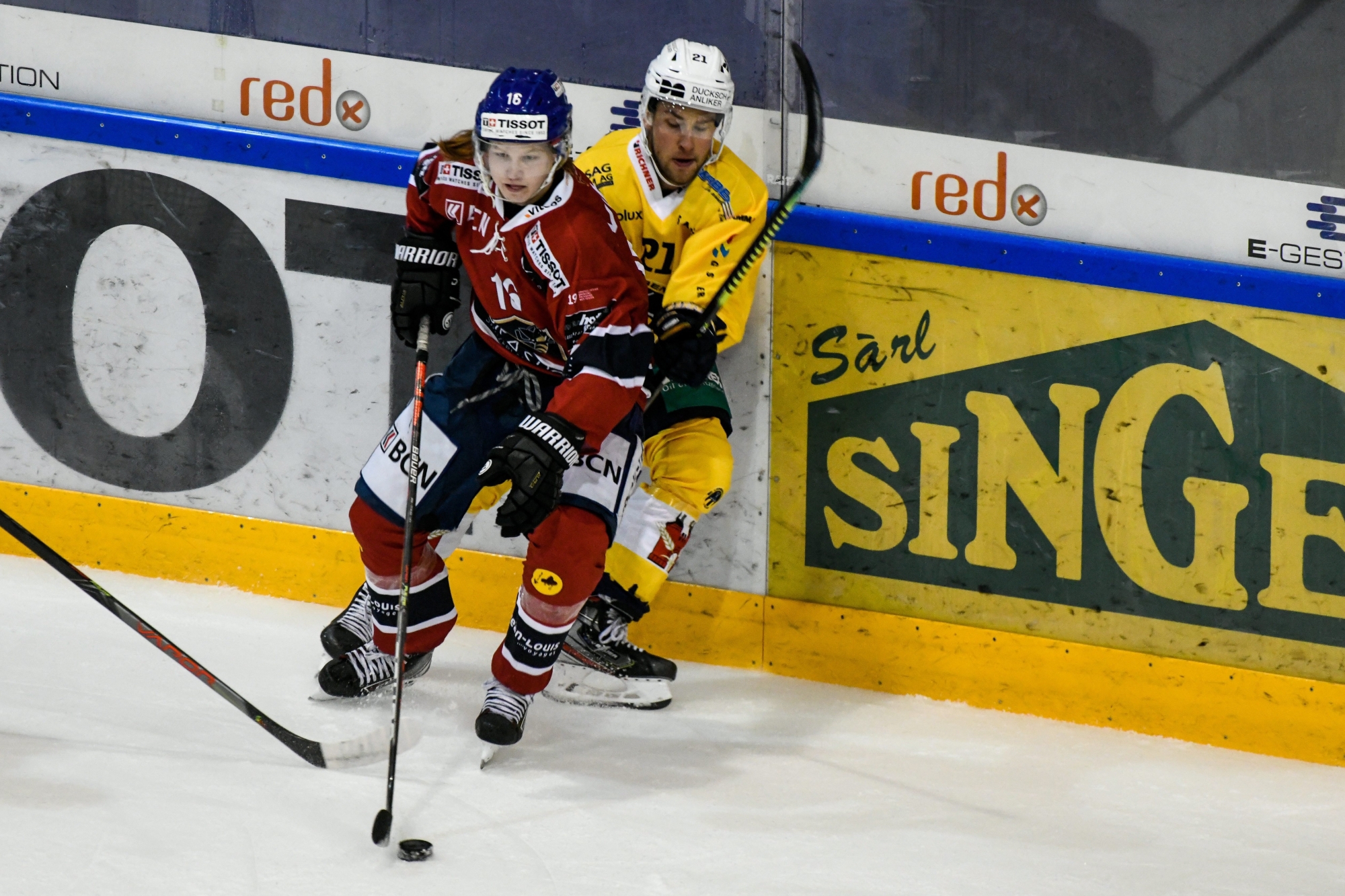 Ludovic Voirol, ici à la lutte avec Fabio Klay de Langenthal, a signé pour une année supplémentaire au HC La Chaux-de-Fonds.