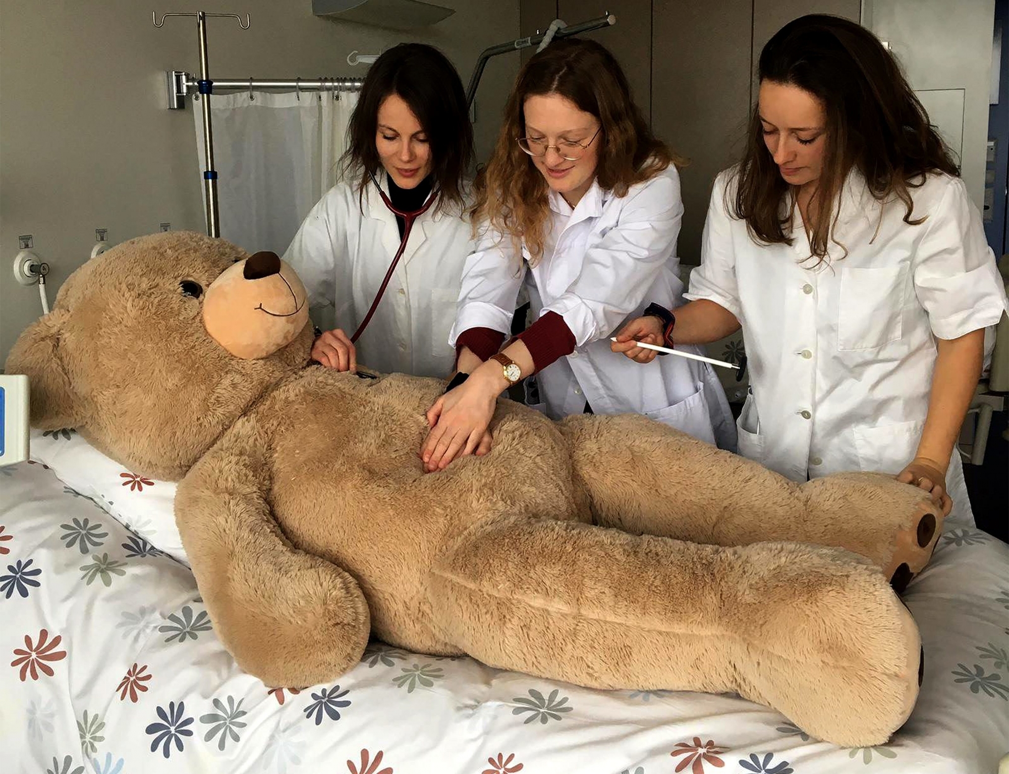 Noémie Guggisberg, Pauline Hämmerli et Saskia Giovannini ouvrent l'hôpital des nounours (manque Clélie Jaccard).