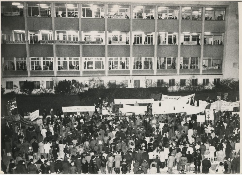 A Bienne dans les années 1970, des employés manifestent contre la fermeture de l'entreprise horlogère Bulova.