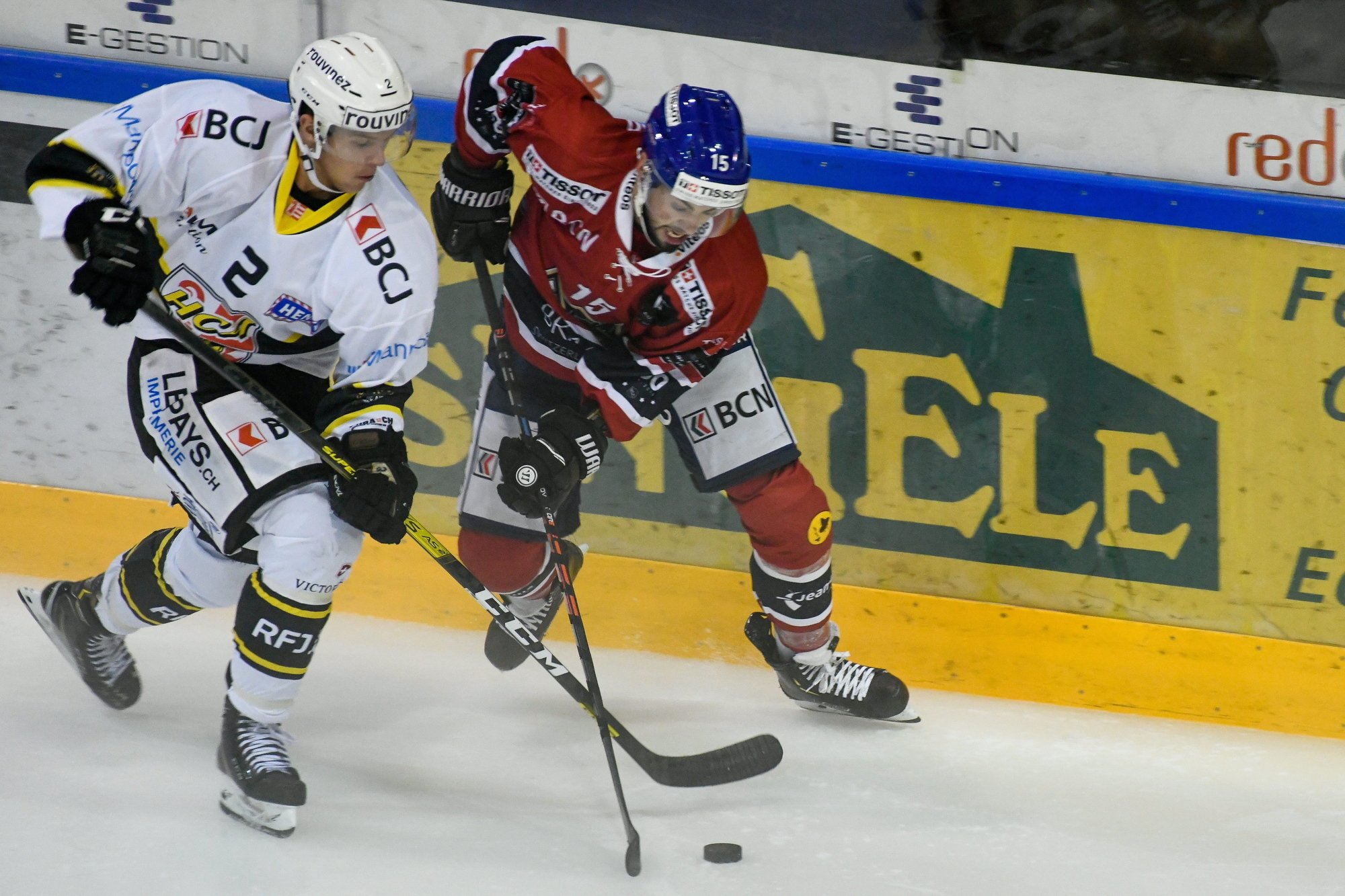 Valentin Pilet (en blanc) ne disputera pas le quatrième match de la série de play-off ce mercredi contre le HCC (ici Samuel Grezet).