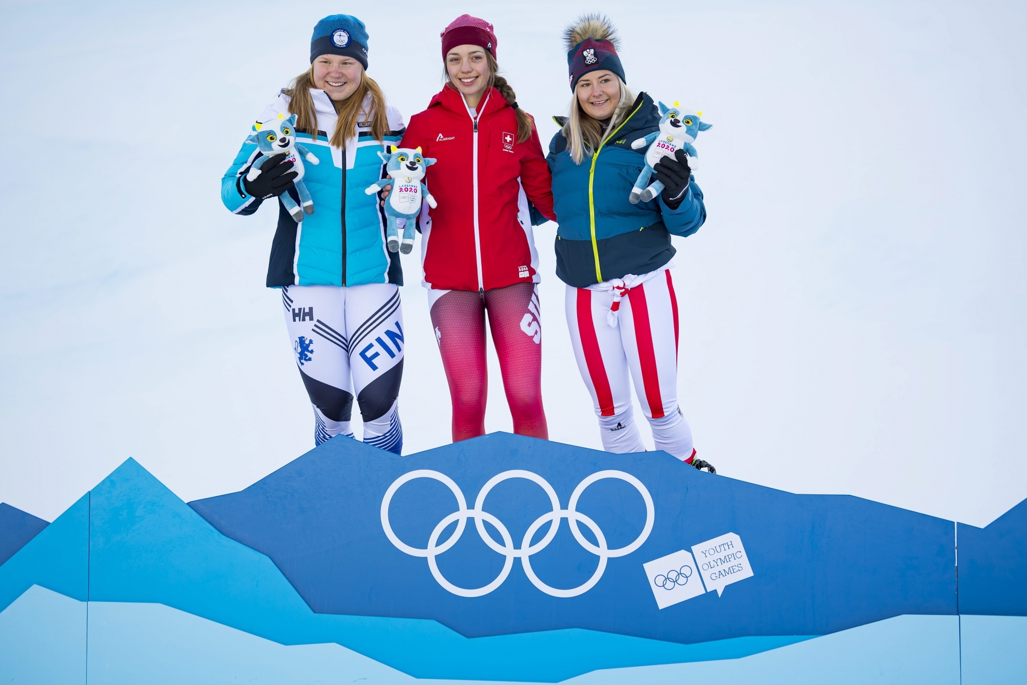 Les JOJ ont assuré une belle promotion de l'olympisme. Ici, la Neuvevilloise Amélie Klopfenstein (au centre) avec sa médaille d'or du géant, entourée de la Finlandaise Rosa Pohjolainen et de l'Autrichienne Amanda Salzgeber. (KEYSTONE/Jean-Christophe Bott)