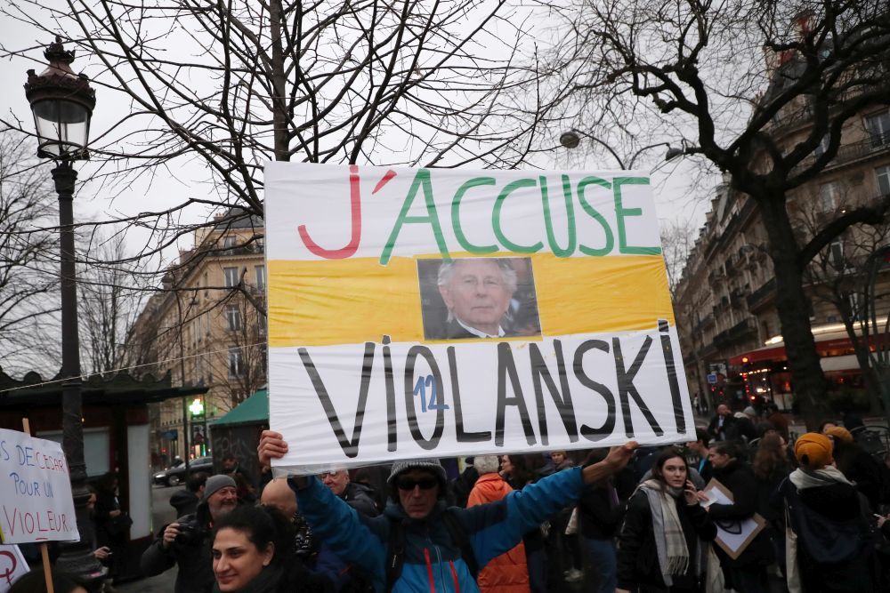 Manifestation contre le cinéaste Roman Polanski devant la salle Pleyel, à Paris, où s’est tenue la cérémonie des Césars le vendredi 28 février.