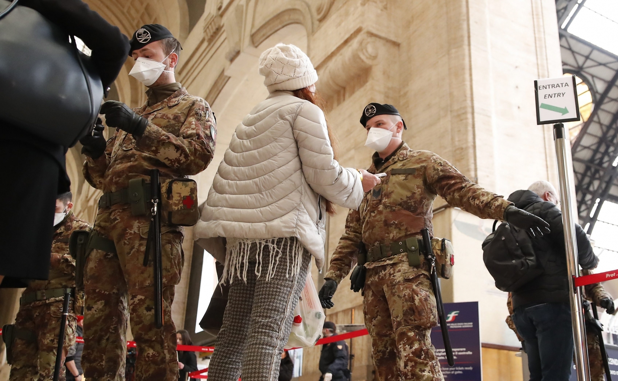 A Milan, des soldats contrôlent les voyageurs à la gare.
