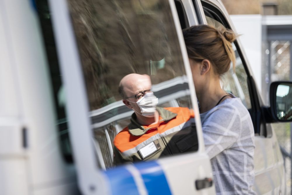 A Bâle-Campagne, des équipes mobiles pratiquent des tests sur des personnes qui pourraient être infectées par le coronavirus.
