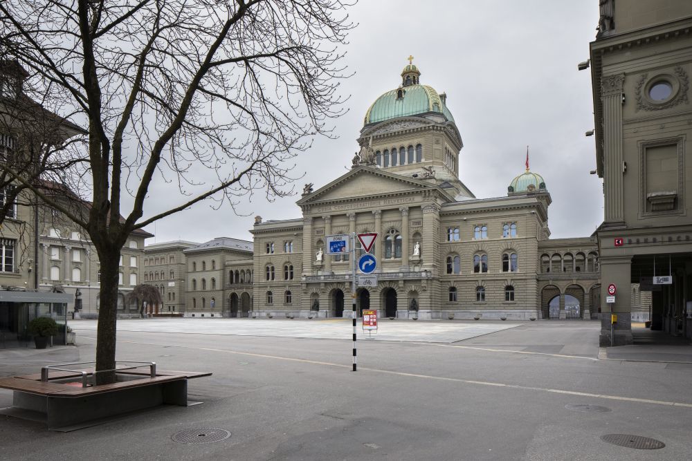 La place Fédérale à Berne est déserte. Les partis politiques sont unis derrière le Conseil fédéral.
