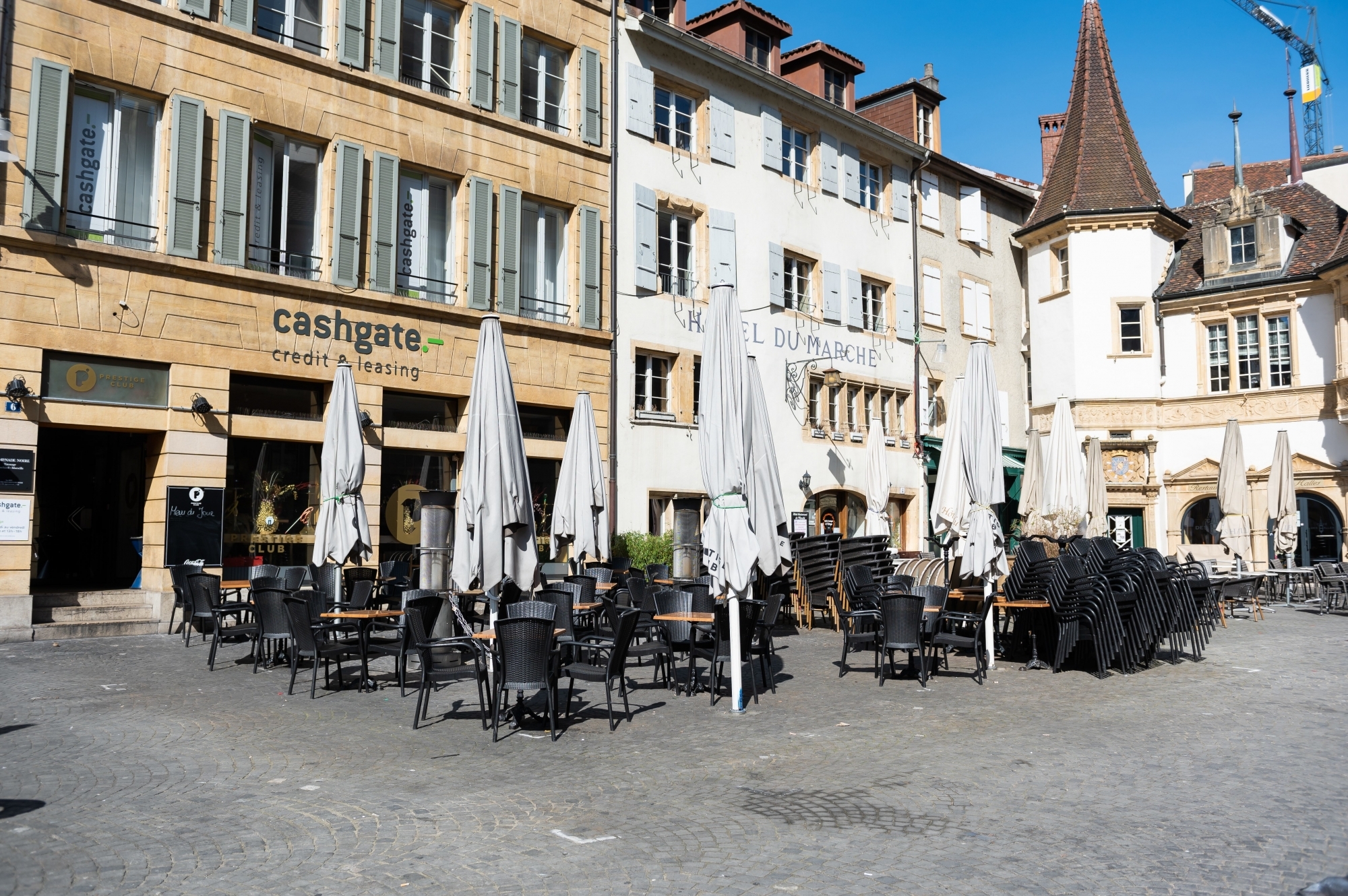 La place des Halles, à Neuchâtel, vide. Depuis ce lundi, les cafés et restaurants sont fermés.