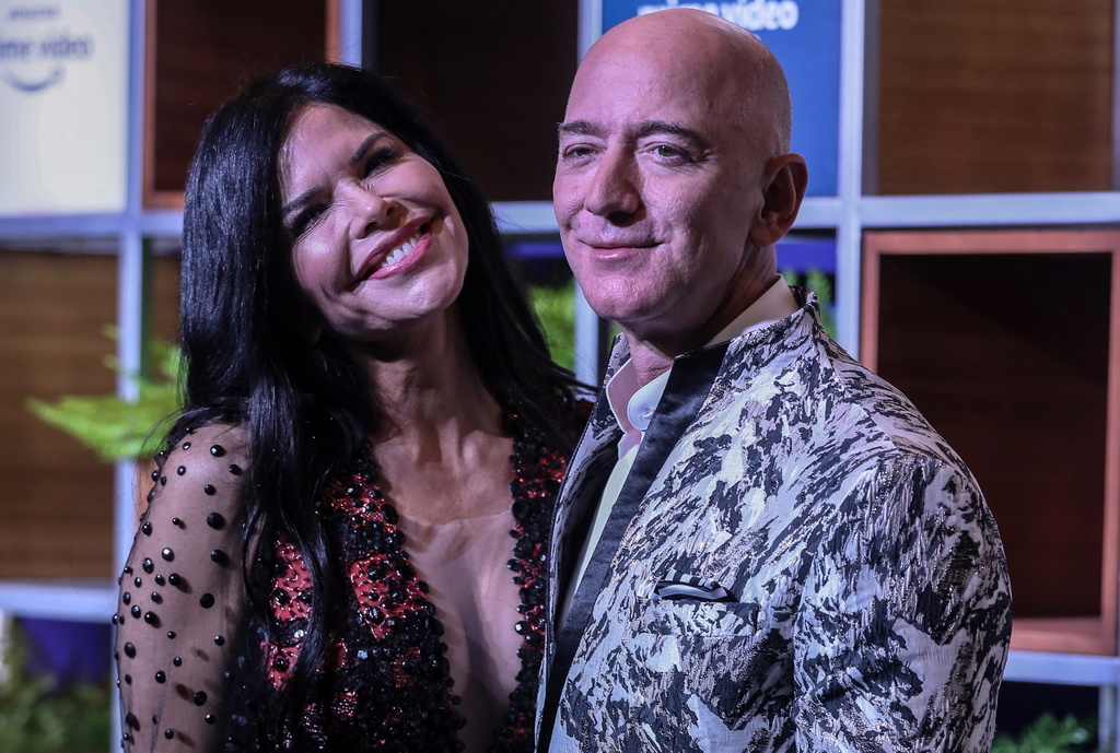 Le fondateur d'Amazon, Jeff Bezos (droite) et sa partenaire l'entrepreneuse Lauren Sanchez (gauche).