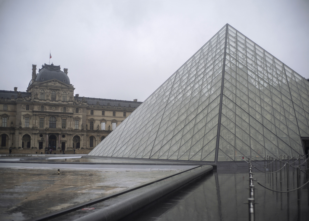 Le Louvre à Paris propose une visite virtuelle à travers ses nombreuses salles.