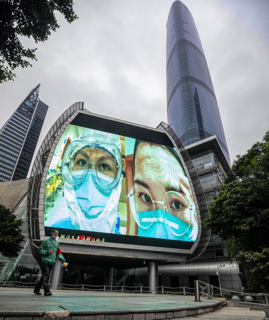 A Guangzhou, l'Etat chinois diffuse des vidéos de prévention contre le coronavirus sur les écrans géants de la ville.