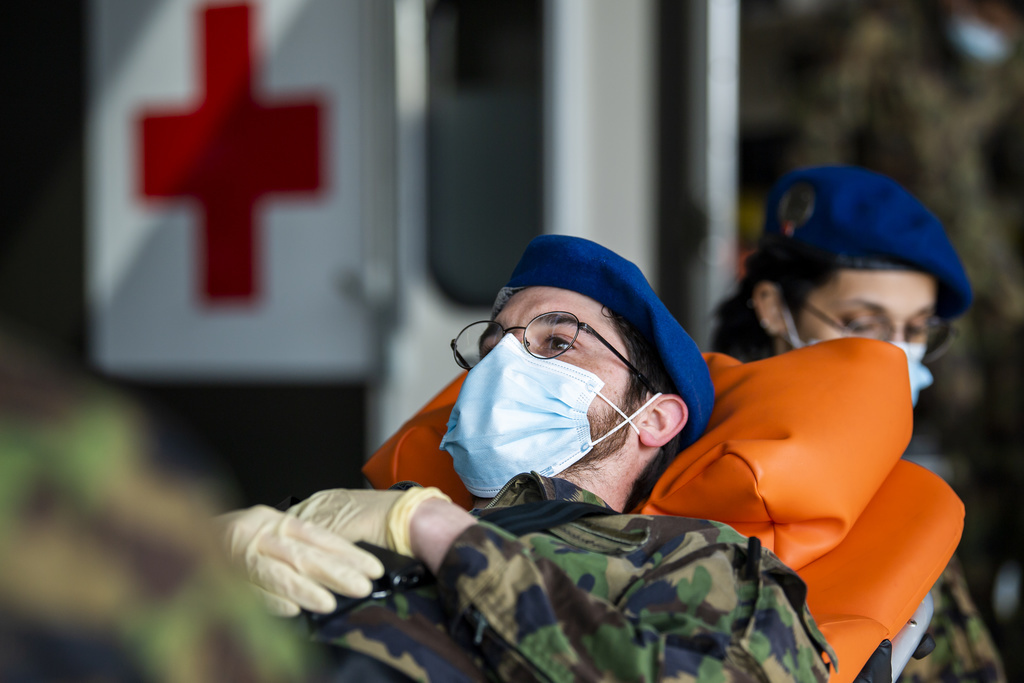 Les soldats du Bataillon hôpital 2 pratiquent les bons gestes depuis plusieurs jours avant d'être déployés.