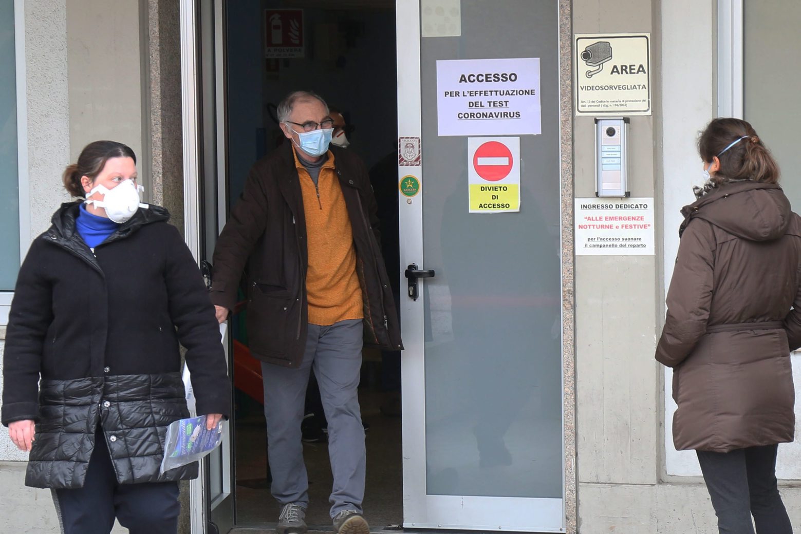 epa08252391 Visitors wearing protective face masks at the entrance of the hospital in Padua, northern Italy, 27 February 2020. The number of people infected with the novel coronavirus (Covid-19) disease who have died in Italy has risen to 14, as the number of infected cases reached 528, Head of the Italian Civil Protection Borrelli said on the day.  EPA/NICOLA FOSSELLA ITALY HEALTH CORONAVIRUS COVID19