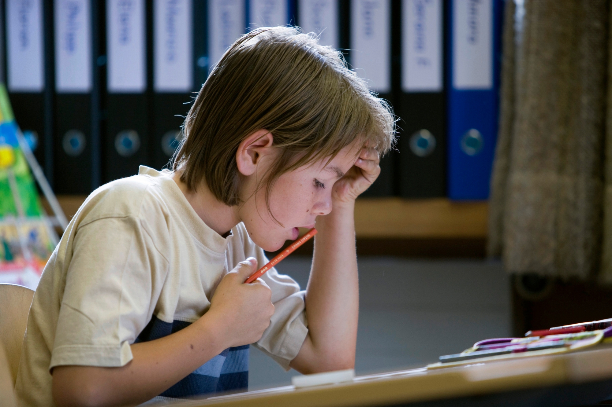 ARCHIVBILD - ZUR TASCHENGELD STUDIE STELLEN WIR IHNEN DIESES BILDMATERIAL ZUR VERFUEGUNG - A pupil takes a mathematics test in the class room at the elementary school in Monstein near Davos in the canton of Grisons, Switzerland, pictured on September 11, 2008. The elementary school Davos Monstein is a comprehensive school where pupils of all different levels are being taught together. In addition, the school offers a day-long program including lunch as well as housework tutoring in order to disburden parents. The Monstein school's pupils not only come from the families in the village but instead include children coming from twelve kilometers distant Davos. (KEYSTONE/Gaetan Bally)

Ein Schueler der Primarschule Monstein bei Davos, Schweiz, schreibt am 11. September 2008 im Klassenzimmer eine Mathematikpruefung. In der Primarschule Davos Monstein sind alle sechs Primarschulstufen in einer Klasse als Gesamtschule zusammengefasst. Die Schule wird zudem als Tagesschule gefuehrt, in der die