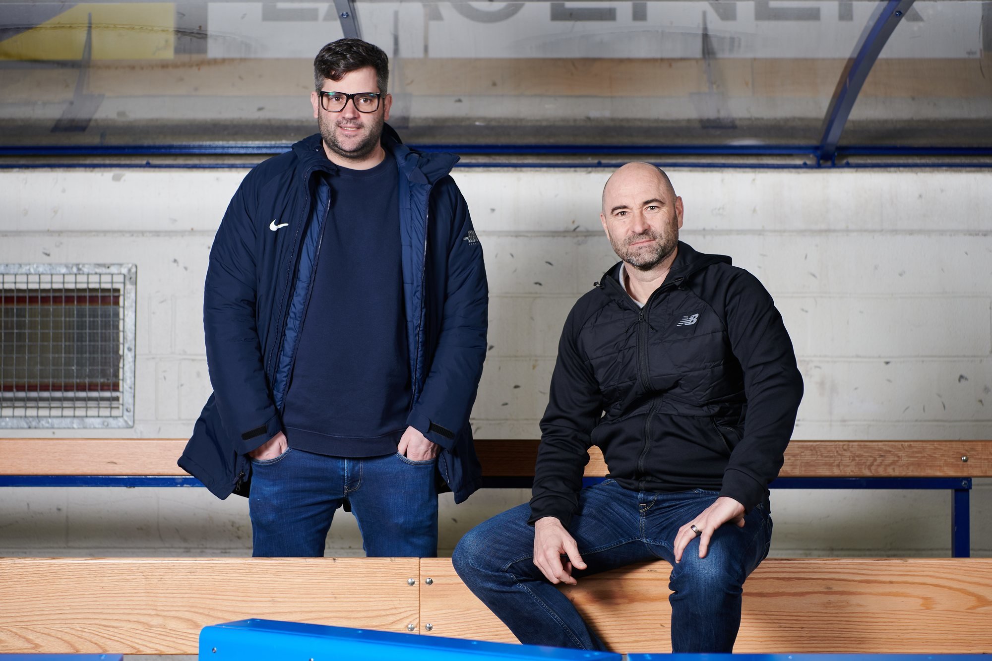 Loïc Burkhalter (debout) et Joël Magnin ont besoin de rester calmes pour se concentrer sur le jeu et les décisions qu’ils sont amenés à prendre en cours de match.