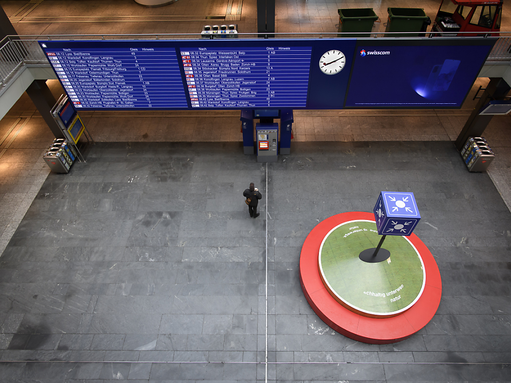 La solitude du "Treffpunkt" à la gare de Berne.