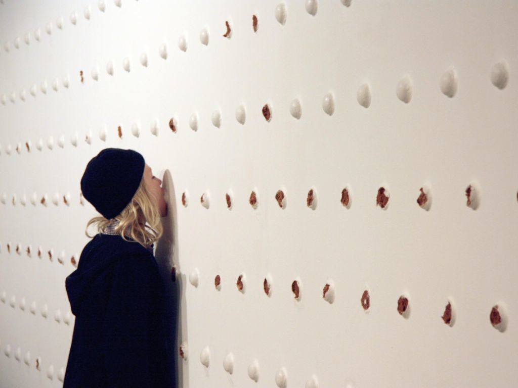 Les visiteurs sont invités à déguster les pains d'épice qui composent l'installation monumentale "Goosebump" de l'artiste australienne Elizabeth Willing.