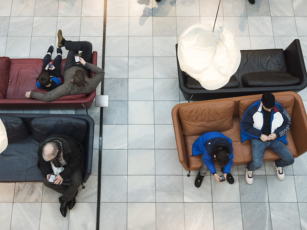 Sur une demande de la Confédération, Swisscom va détecter les attroupements via les téléphones mobiles. L'opérateur communiquera aux autorités fédérales lorsque 20 téléphones mobiles se trouvent dans un espace de 100 mètres sur 100 (photo d'illustration).