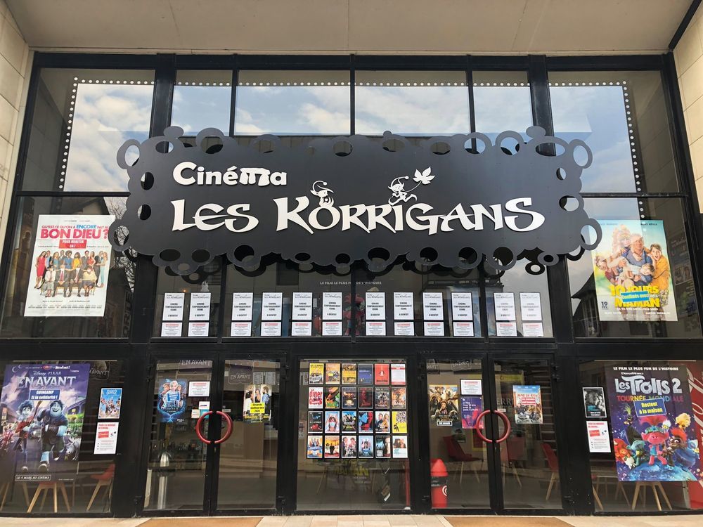 Une vingtaine d'affiches détournées recouvrent la façade du cinéma.