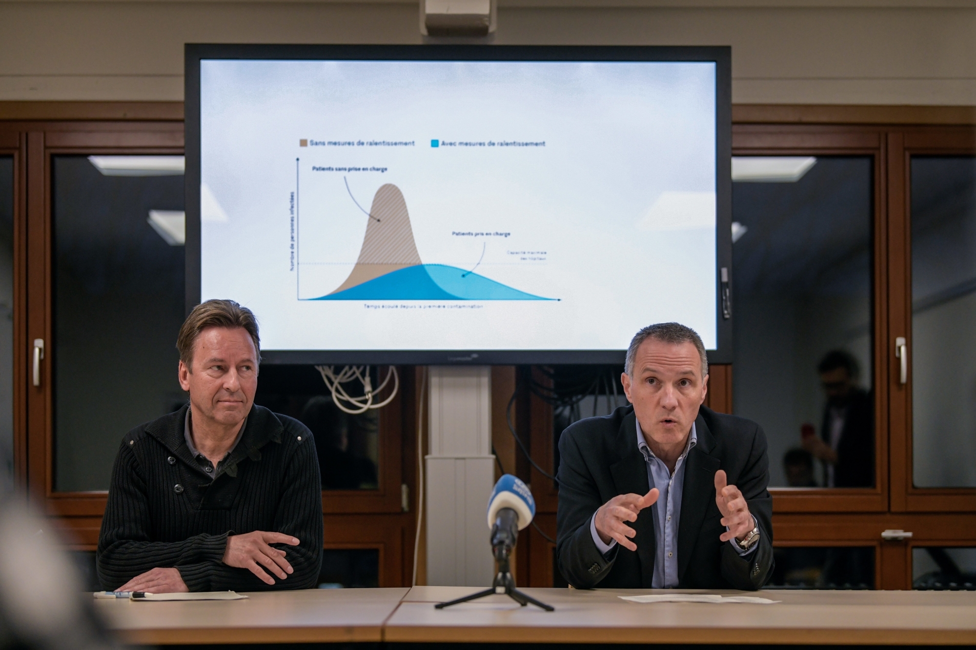 Les conseillers d'Etat Alain Ribaux et Laurent Kurth (de gauche à droite) ont détaillé les nouvelles mesures décidées pour lutter contre l'épidémie de coronavirus.