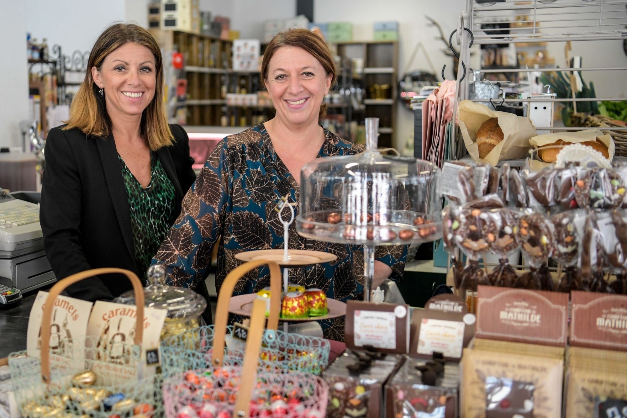 Marie Vinsson (à droite) et Laurence Hourdouillie de l'Epicerie de Marie, au Locle, n'hésitent pas à livrer trois bouteilles d'eau. Leur but: rendre service.